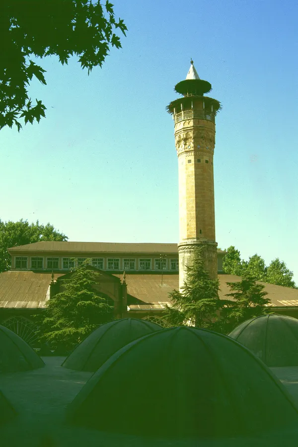 Kahramanmaraş Ulu Camii'nin yüksek saat kulesi ve çevresindeki yapılar