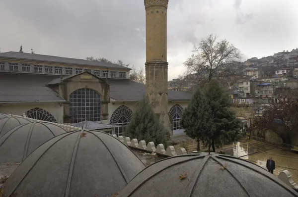Tarihi Ulu Cami, yüksek minaresi ve yuvarlak çatısıyla dikkat çekiyor.