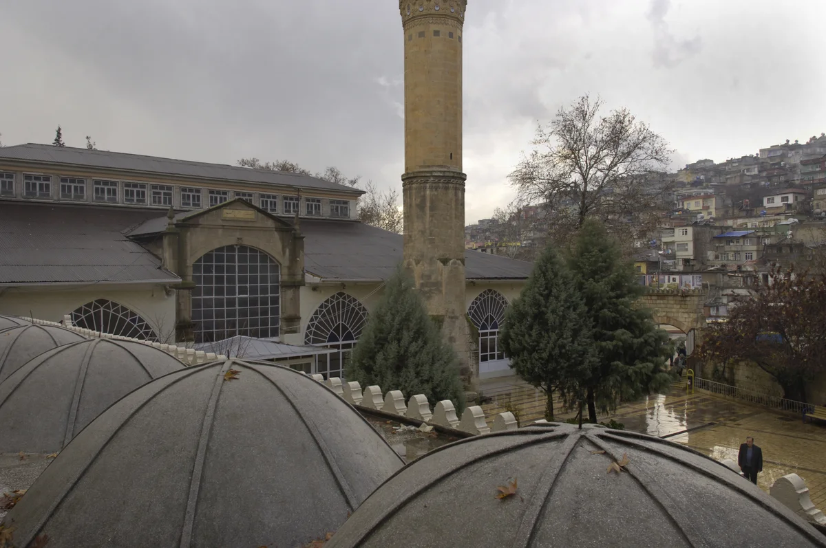 Tarihi güzellikleriyle Ulu Cami - Yüksek minare ve yuvarlak çatı! Tarihi Ulu Cami, yüksek minaresi ve yuvarlak çatısıyla dikkat çekiyor.