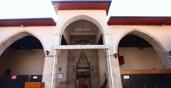 Kahramanmaraş Ulu Cami'nin zarif girişinde detaylı taş işçiliği ve büyük kemerler görünmekte.