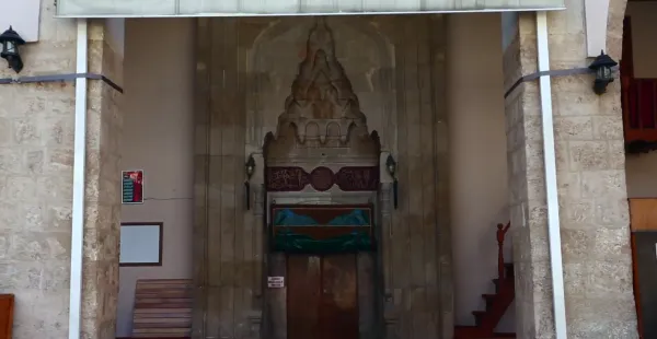 Taş yapılı Ulu Cami'nin girişi, süslemeler ve taş sütunlarla çevrili.