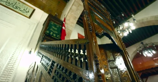 Detaylı oymalarla süslenmiş ahşap merdiven ve İslam sanatını yansıtan süslemeler