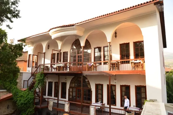 Kocabaş Konağı'nın klasik mimarisi ve yeşil bitkileriyle doğal atmosferi