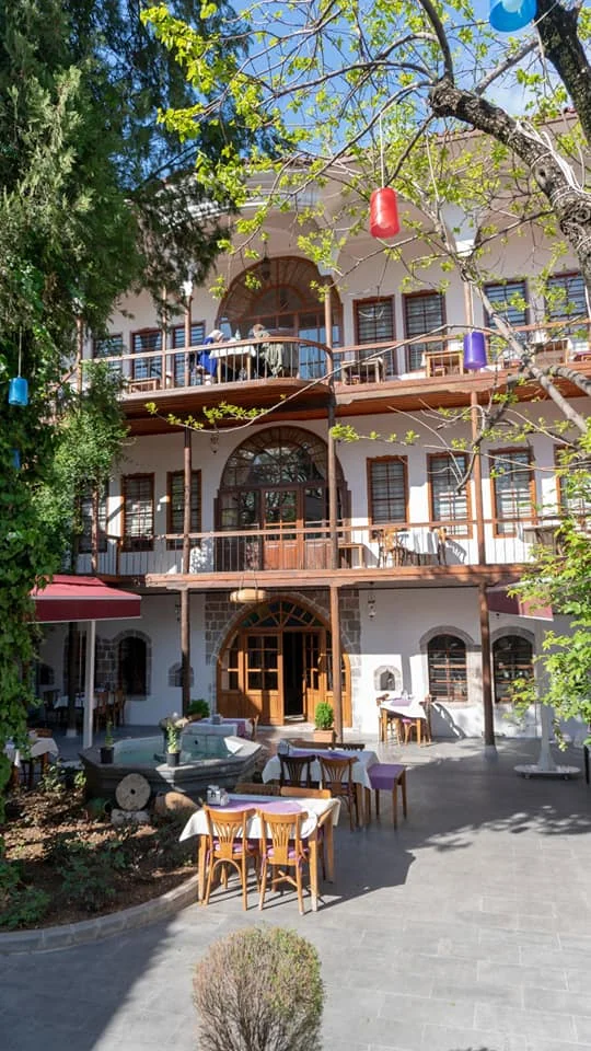 Geleneksel mimariye sahip Kocabaş Konağı, ahşap ve taş detaylarıyla dikkat çekiyor.