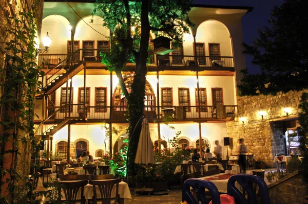 Aydınlatılmış Kocabaş Konağı'nın bahçesi ve ahşap detayları