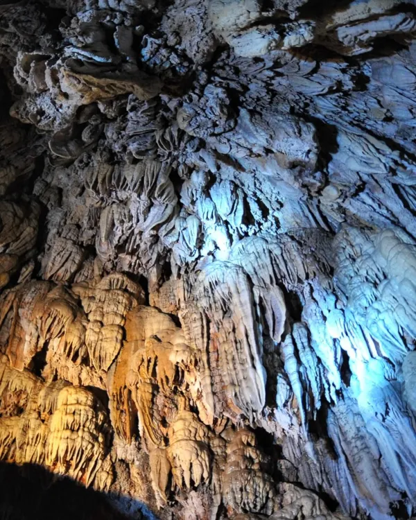 Mağara duvarındaki ilginç doğal oluşumlar ve dokular