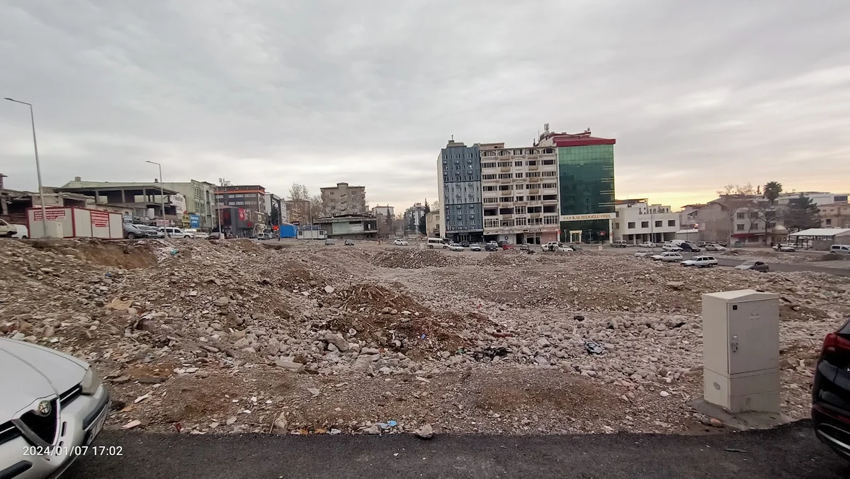 Geçmişin İzleri - Tarihi Maraş Çarşıları: Mimarinin Buluşması Yoğun taş yığını ile modern binaların bulunduğu şehir manzarası
