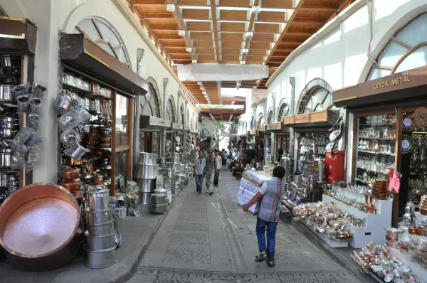 Dar sokakta sıralanan dükkanlar, bakır ve gümüş eşyalarla dolu.