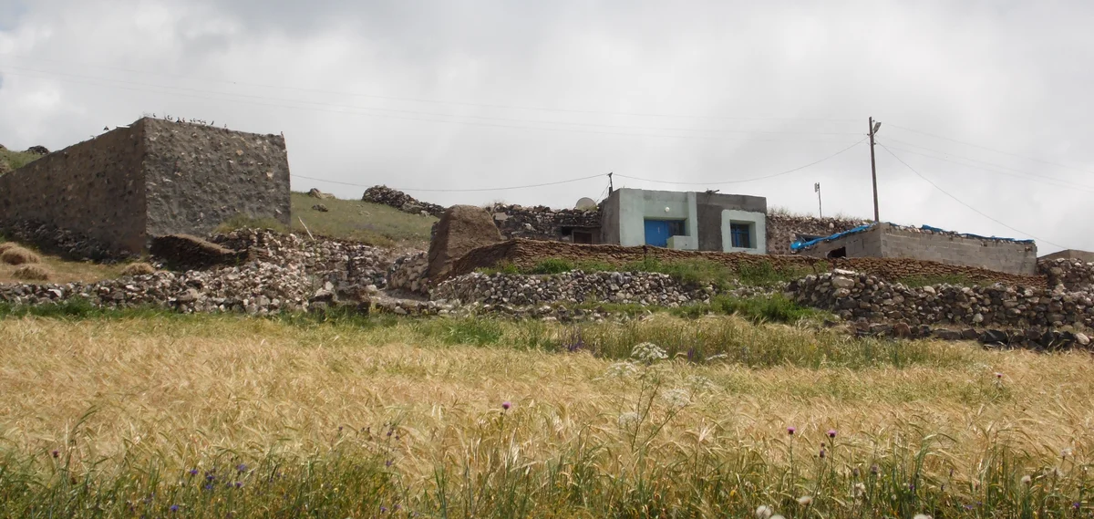 Kırsal Güzellik ve Tarihi Mimari - Taş Han'ın taş yapıları ve duvarları arasında! Yeşil ve sarı tahılların arasında sade taş yapılar ve taş duvarlar