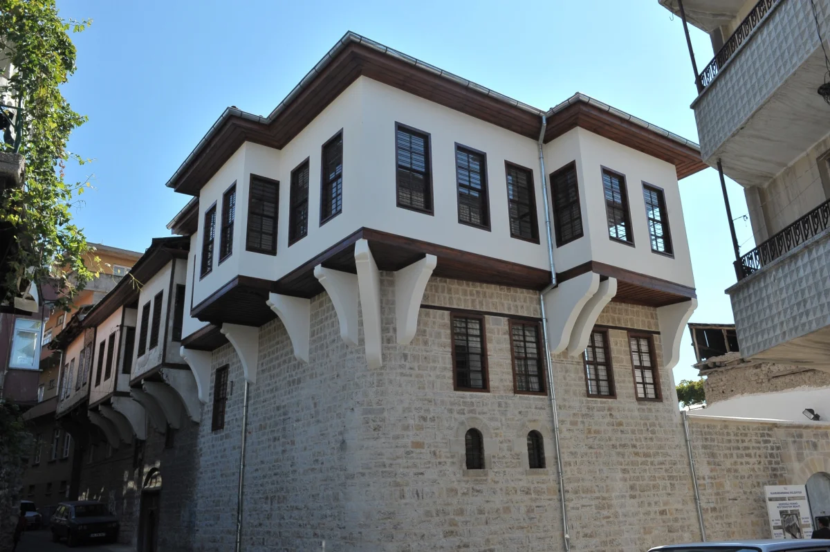 Geleneksel Mimari Harikası - Taş duvarlı, ahşap detaylarla çevrili Geleneksel taş duvarlı Dedeoğlu Konağı, geniş pencereler ve ahşap detaylarla çevrili