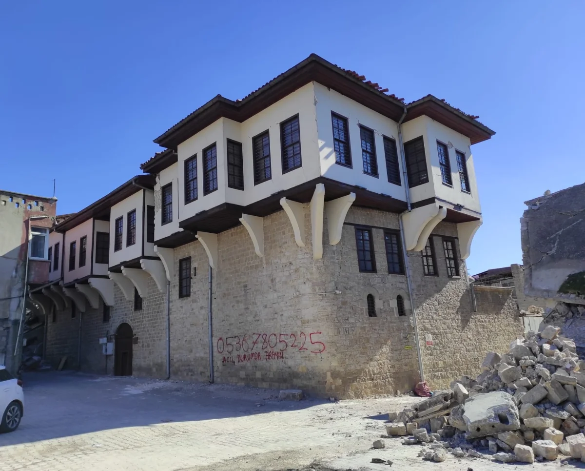 Dedeoğlu Konağı'nın beyaz sıvalı üst katları - Tarihi ve mimari güzellik Tarihi Dedeoğlu Konağı'nın beyaz sıvalı üst katları ve ahşap çatısı görünüyor.