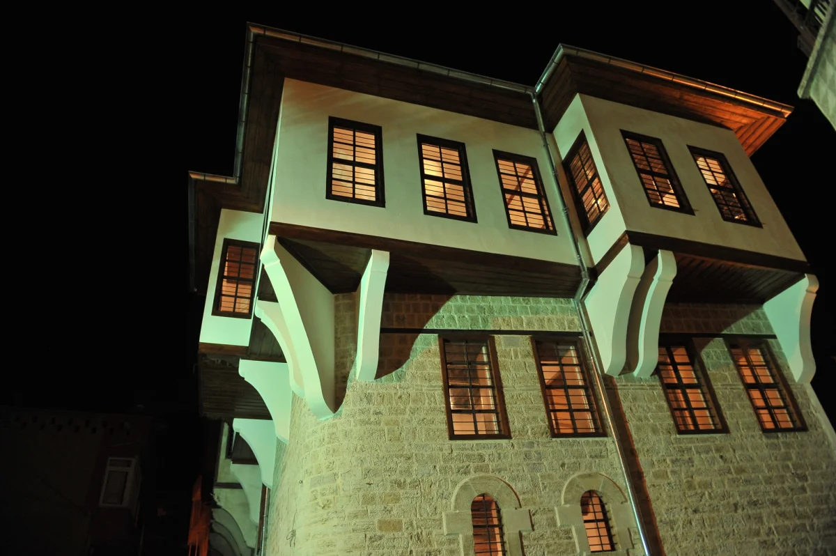 Geceleri parlayan Dedeoğlu Konağı - Taş ve ahşap cephe detayları Geceleri aydınlatılmış Dedeoğlu Konağı'nın taş ve ahşap cephe detayları.