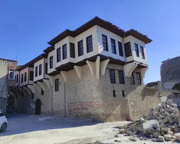 Tarihi Dedeoğlu Konağı, taş ve ahşap unsurlarla inşa edilmiş, geniş pencereleriyle dikkat çekiyor.