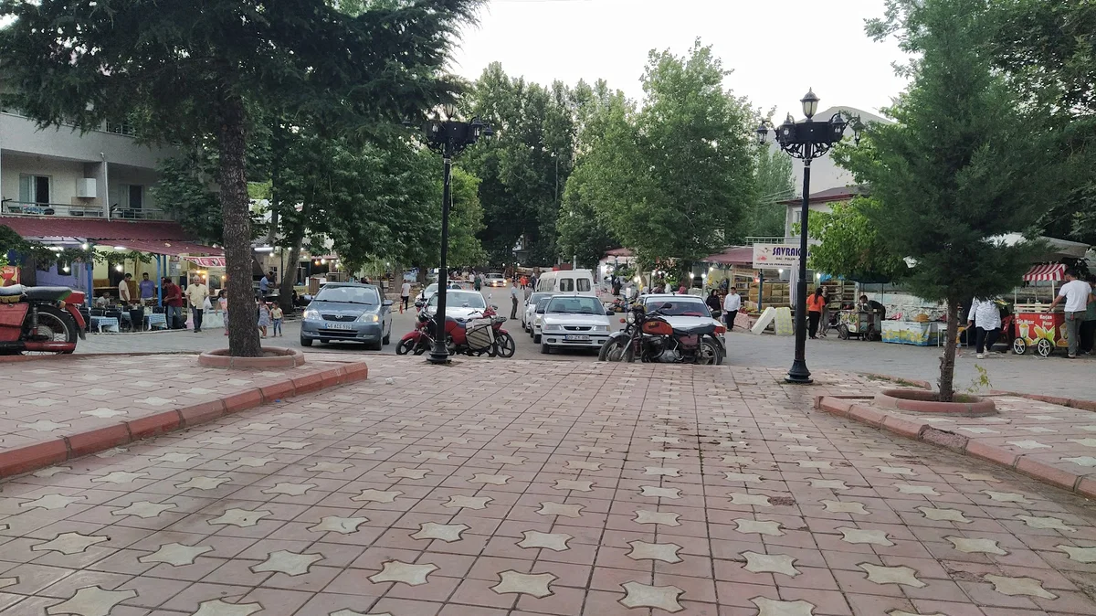 Ekinözü İçmeleri - Huzurlu Akşam Atmosferi: Sosyal yaşamın kalbi Geniş taş döşemeli caddede ağaçlar ve aydınlatma direkleriyle, sosyal bir yaşam sunan turistik bir alan.