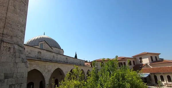 Taş yapılı Habibi Neccar Camisi, yüksek minaresiyle tarihi bir atmosfer sunuyor.