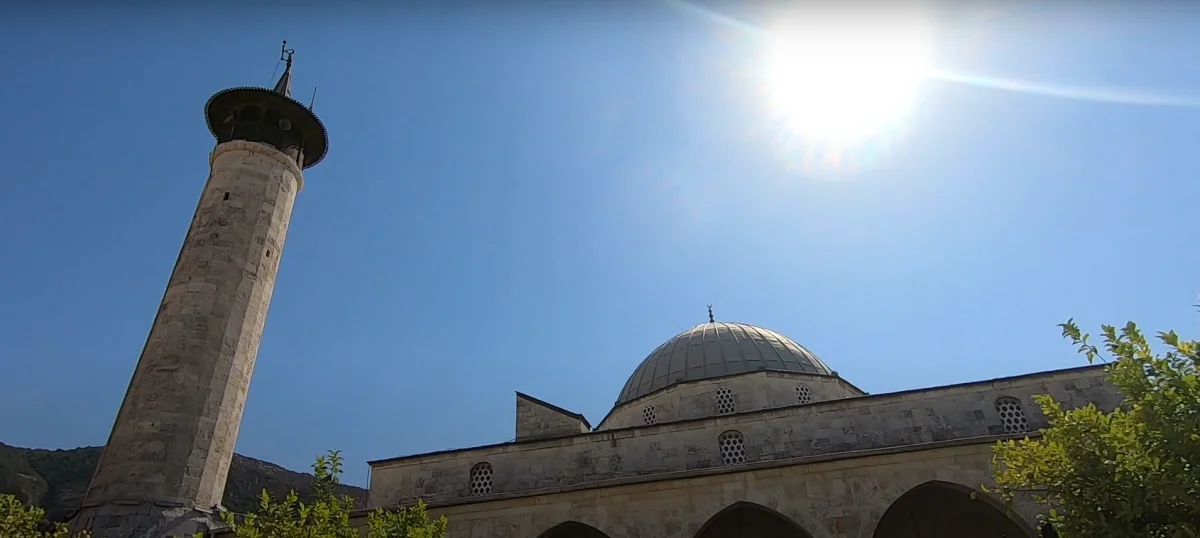 Habibi Neccar Camisi'nin Büyüleyici Görünümü - Yüksek minaresi ve yuvarlak kubbesiyle Habibi Neccar Camisi, masmavi gökyüzü altında yeşil bitkilerle çevrili Yüksek minaresi ve yuvarlak kubbesiyle Habibi Neccar Camisi, masmavi gökyüzü altında yeşil bitkilerle çevrili.