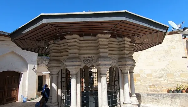 Sekizgen çatılı, oymalı taş işlemeleriyle süslenmiş tarihi yapı