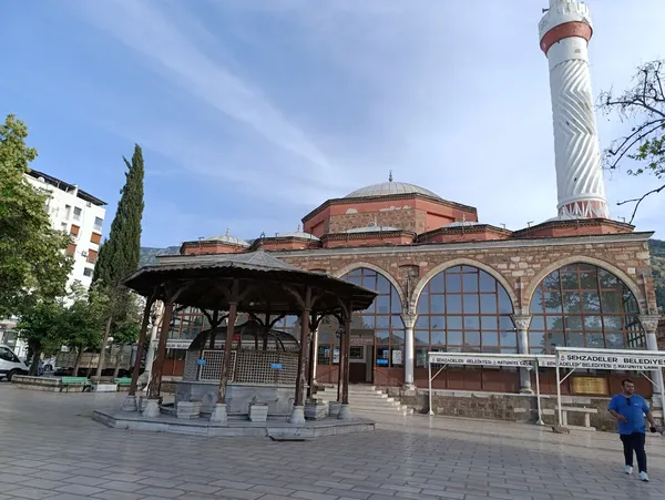 Hatuniye Camii, geniş kubbesi ve büyük pencereleriyle dikkat çekiyor.
