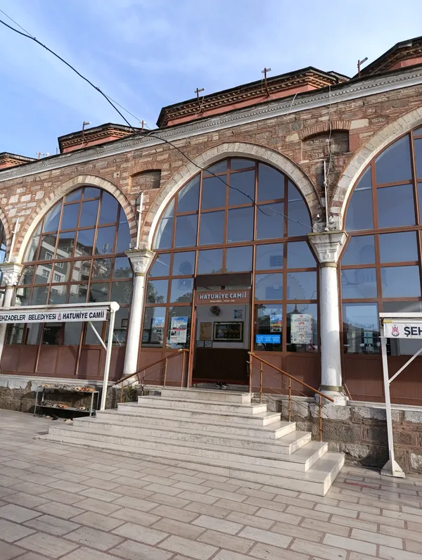 Tarihi Hatuniye Camii'nin dış cephesi, yüksek kemerler ve büyük camlarla süslenmiş.