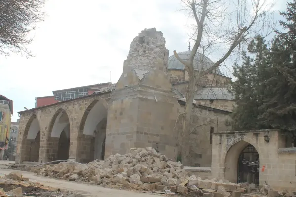 Hasar görmüş Hatuniye Camii'nin harabe durumu, etrafındaki molozlar ve kubbeli yapıyla görünür.