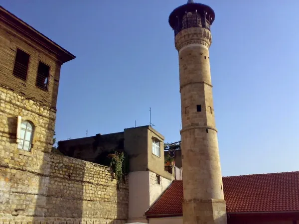 Tarihi Hatuniye Camii minaresi, mavi gökyüzü altında görünmekte.