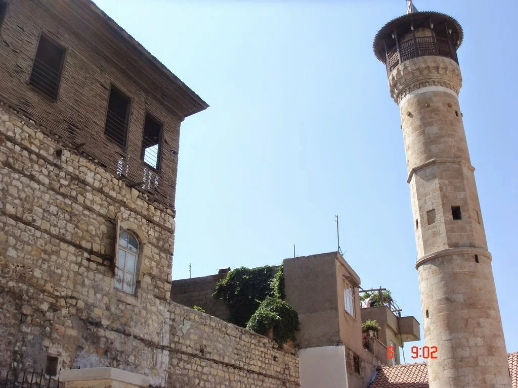 Hatuniye Camii'nin Yüksek Minaresi - Eski Taş ve Ahşap Uyumu! Eski taş yapı ve yüksek minare, ahşap balkon ve küçük pencerelerle dikkat çekiyor.