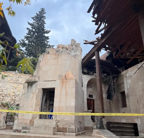 Yıkılmış Hatuniye Camii'nin taş duvarları ve hasar görmüş çatısı