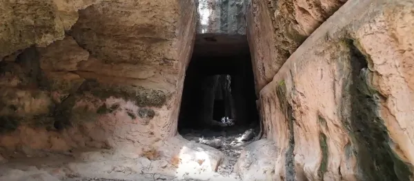 Doğal bir mağara içi, yüksek kayalık duvarlar ve mistik ışık