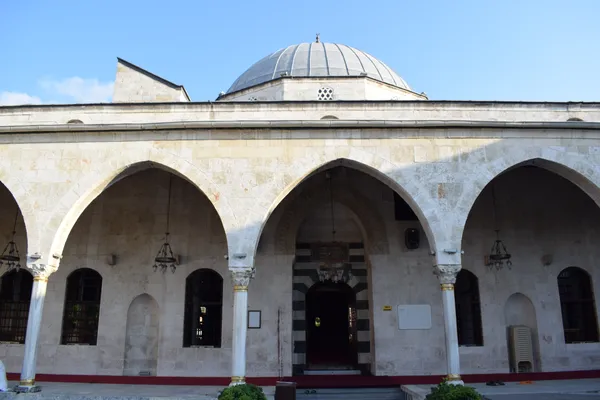 Habibi Neccar Camisi'nin dış cephesi, keskin kemerli sütunlar ve yuvarlak dome ile dikkat çekiyor.