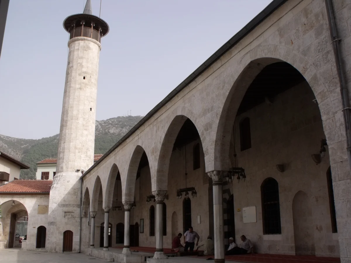 Huzurun Adresi - Habibi Neccar Camisi'nin Avlusu Huzurlu bir avluda, yuvarlak minaresi olan tarihi Habibi Neccar Camisi görünmekte.