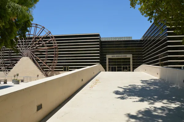 Hatay Arkeoloji Müzesi'nin modern mimari yapısı ve çevresi.
