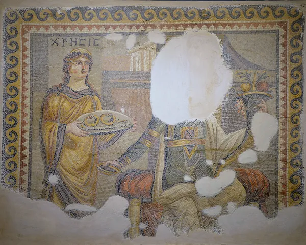 Antik bir mozaikte geleneksel kıyafetli figür, elinde tabakla oturan otorite figürüyle birlikte.