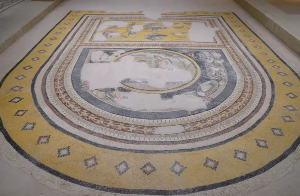 Dairesel ve oval şekillerle süslü, sarı, siyah ve beyaz tonlarında tarihi bir mozaik