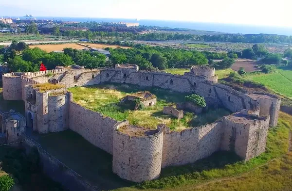 Havadan çekilmiş Payas Kalesi, yüksek duvarlar ve yuvarlak kulelerle çevrili.