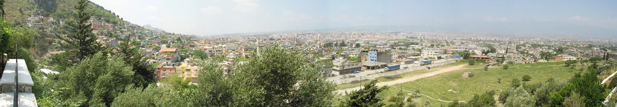 Saint Pierre Kilisesi Anıt Müzesi'ne Yolculuk - Tarihin ve İnancın Kesişimi! Dağların yamacındaki kırsal yerleşim ve şehir manzarası