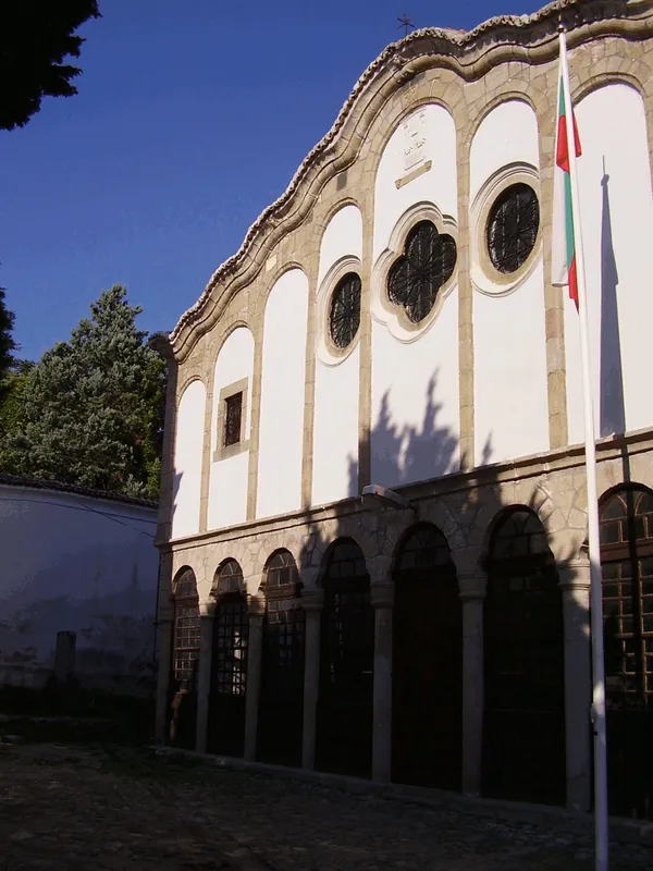 Beyaz duvarları ve dalgalı çatısıyla Saint Pierre Kilisesi Anıt Müzesi ön cephesi.