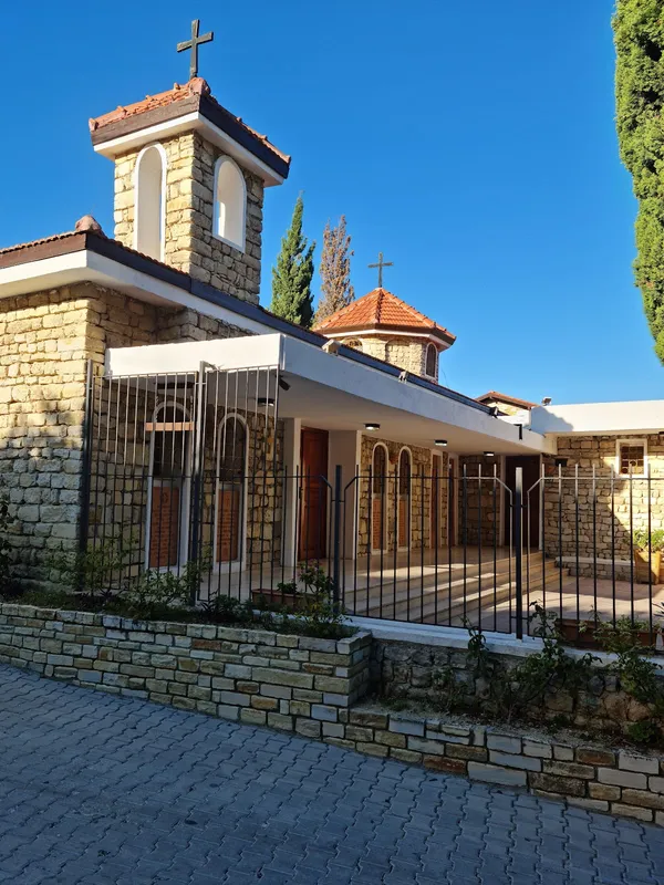 Taşlardan yapılmış, iki kuleli tarihi kilise, huzurlu bahçesiyle dikkat çekiyor.