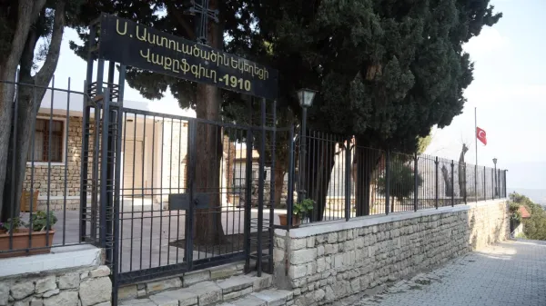 Tarihi yapının önünde demir parmaklıklı kapı ve sokak lambası yer almakta.