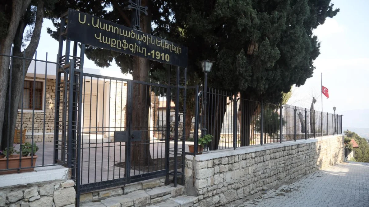 Tarihi Yapının Önü - Demir Kapı ve Sokak Lambası! Tarihi yapının önünde demir parmaklıklı kapı ve sokak lambası yer almakta.