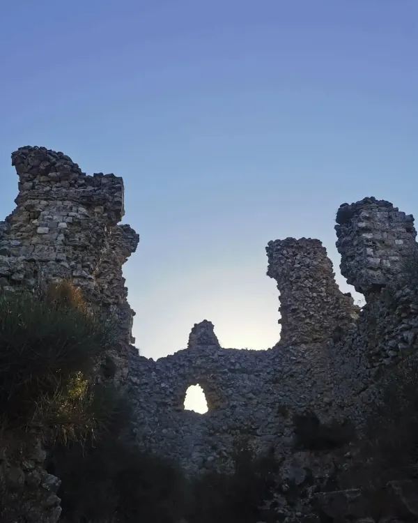 Harabe halindeki Antakya Kalesi'nin etkileyici duvar kalıntıları ve mavi gökyüzü