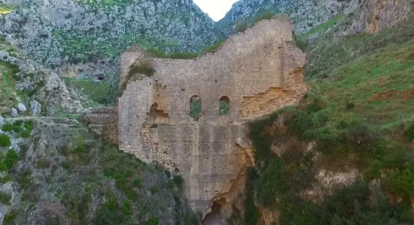Yeşil dağlar arasında yer alan tarihi Antakya Kalesi'nin taş duvarları ve pencereleri
