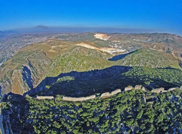 Yüksek dağdan çekilmiş, yeşil alanlar ve tarım arazileriyle dolu nefes kesici bir manzara