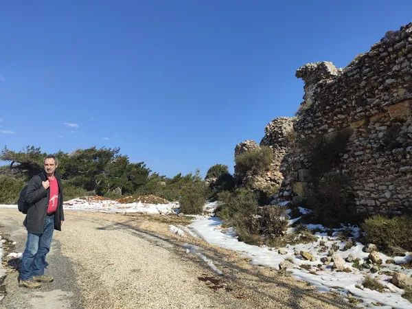 Eski duvar kalıntıları ve yeşil bitkilerle çevrili Antakya Kalesi manzarası.