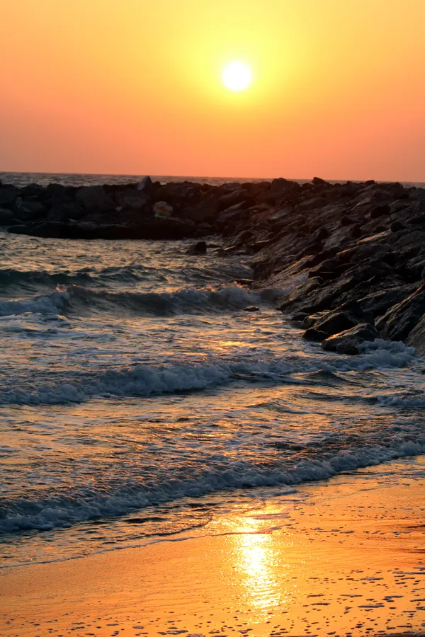Arsuz'da gün batımında deniz üzerindeki altın renkli yansımalar.