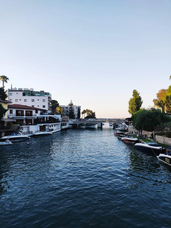 Göz alıcı su yolu ve çevresindeki konaklama alanları, tekneler ve yeşil alanlar.