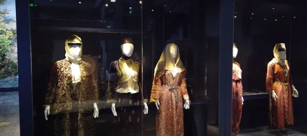 Müzede sergilenen mankenlerde geleneksel kıyafetler ve başörtüleri yer alıyor.