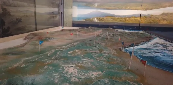 Maket manzarasında yeşil ve mavi tonlarıyla işaretlenmiş alanlar görülüyor.