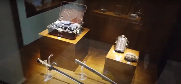 Müzede sergilenen tarihi objeler ve askeri malzemeler