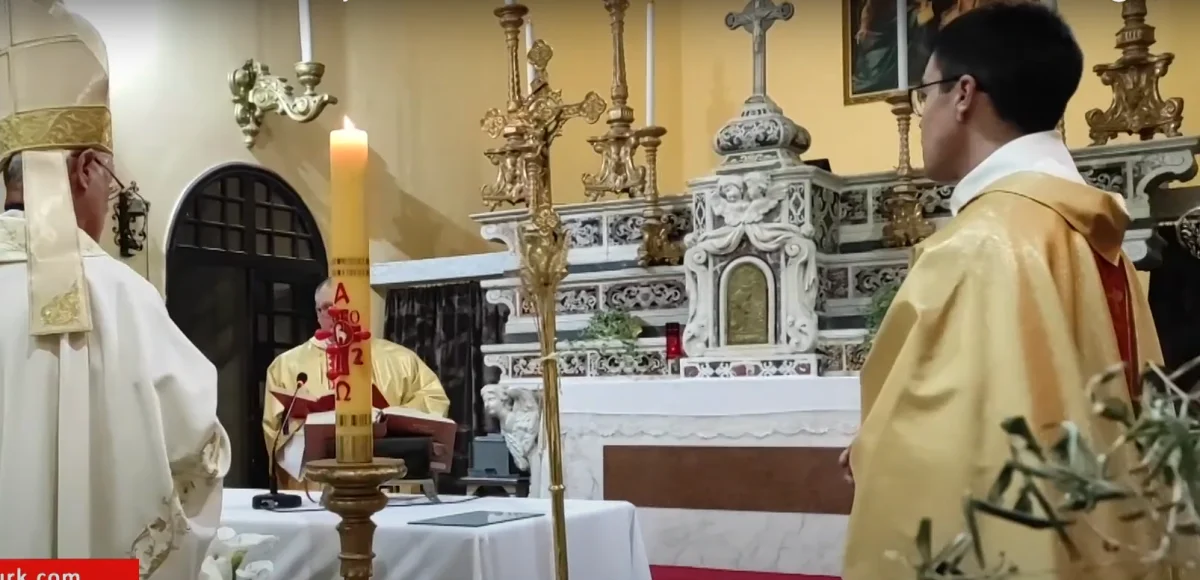 Altın ve beyaz cüppeler giymiş din adamları, sıcak bir atmosferde kilise töreni gerçekleştiriyor.
