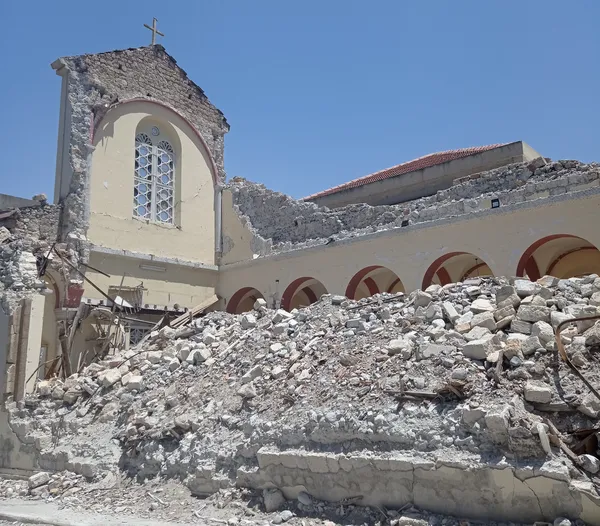 Yıkılmış İskenderun Latin Katolik Kilisesi, molozlarla dolu bir çevre ve hasar görmüş yapılar.
